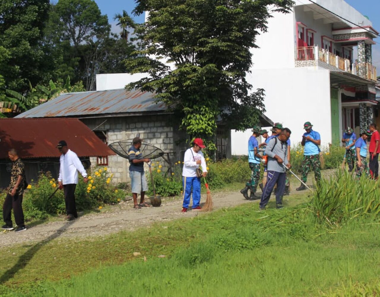 Kolaborasi di Perbatasan, Satgas Yonarhanud 2 Kostrad Bahu Membahu Bersihkan Jalan Desa Bersama Masyarakat