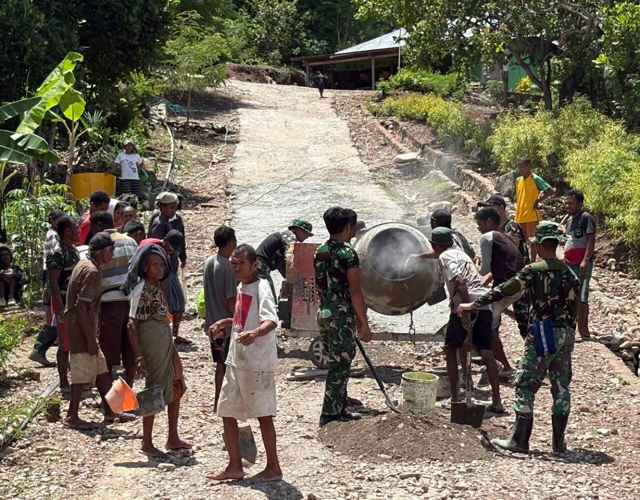 Solid Bersama Rakyat, Satgas Pamtas Yonarhanud 2 Kostrad Bersama Masyarakat Perbaiki Akses Jalan Desa