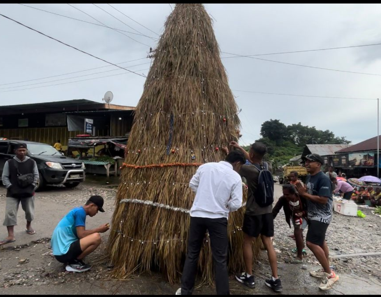 Sambut Natal, Satgas Pamtas Yonarhanud 2 Kostrad Adakan Pembuatan Pohon Natal Bersama Masyarakat di Perbatasan