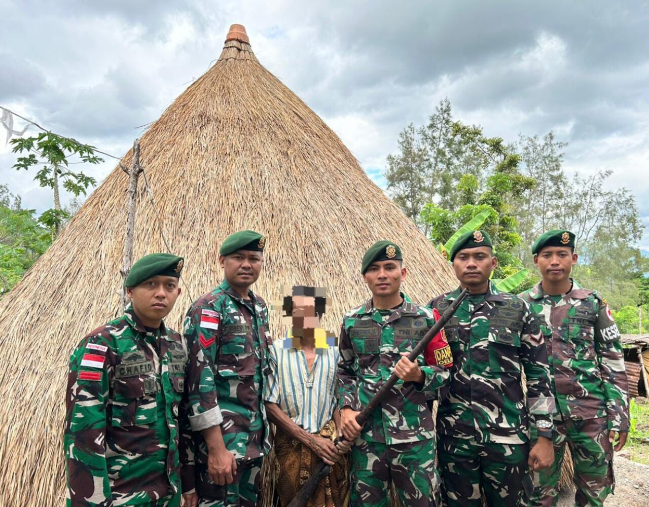 Wujud Kepercayaan Masyarakat, Satgas Pamtas Yonarhanud 2 Kostrad Terima Penyerahan Senjata Api Rakitan