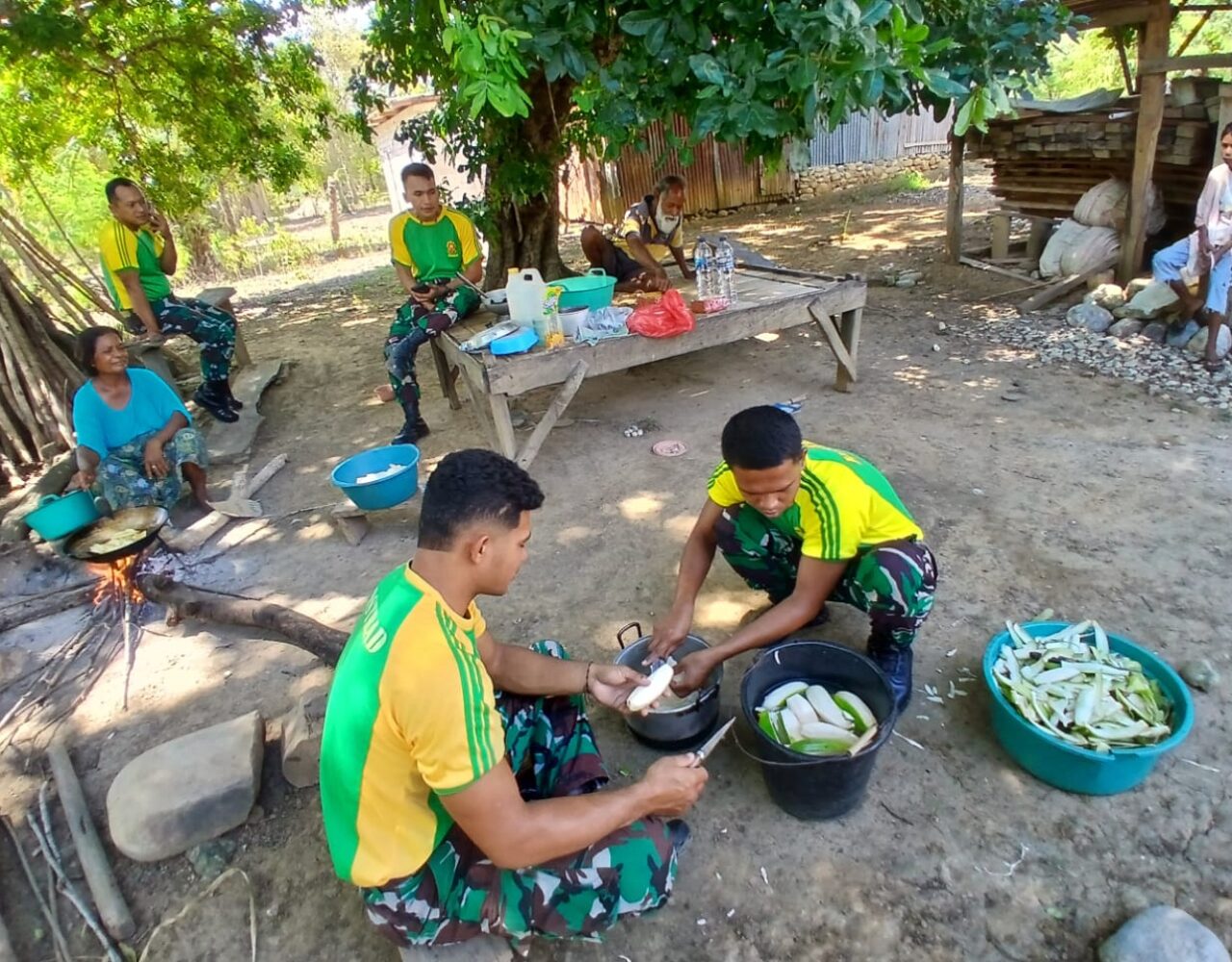 Satgas Pos Nunura Dorong Ekonomi Warga Melalui Pelatihan UMKM Kripik Pisang di Desa Tohe