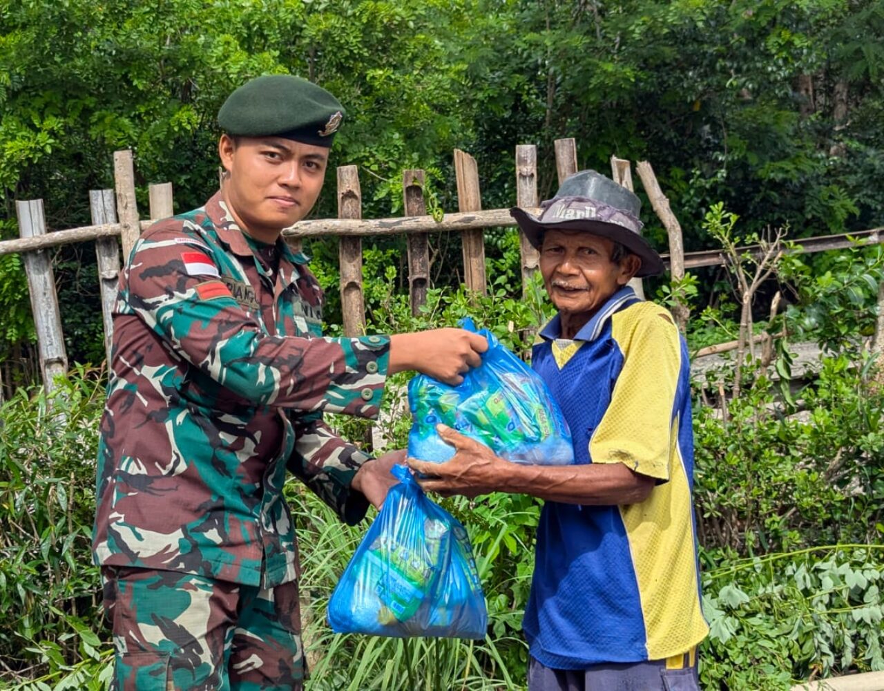 Satgas Yonarmed 12 Kostrad Gelar Jumat Berkah, Sembako Dibagikan di Umanen