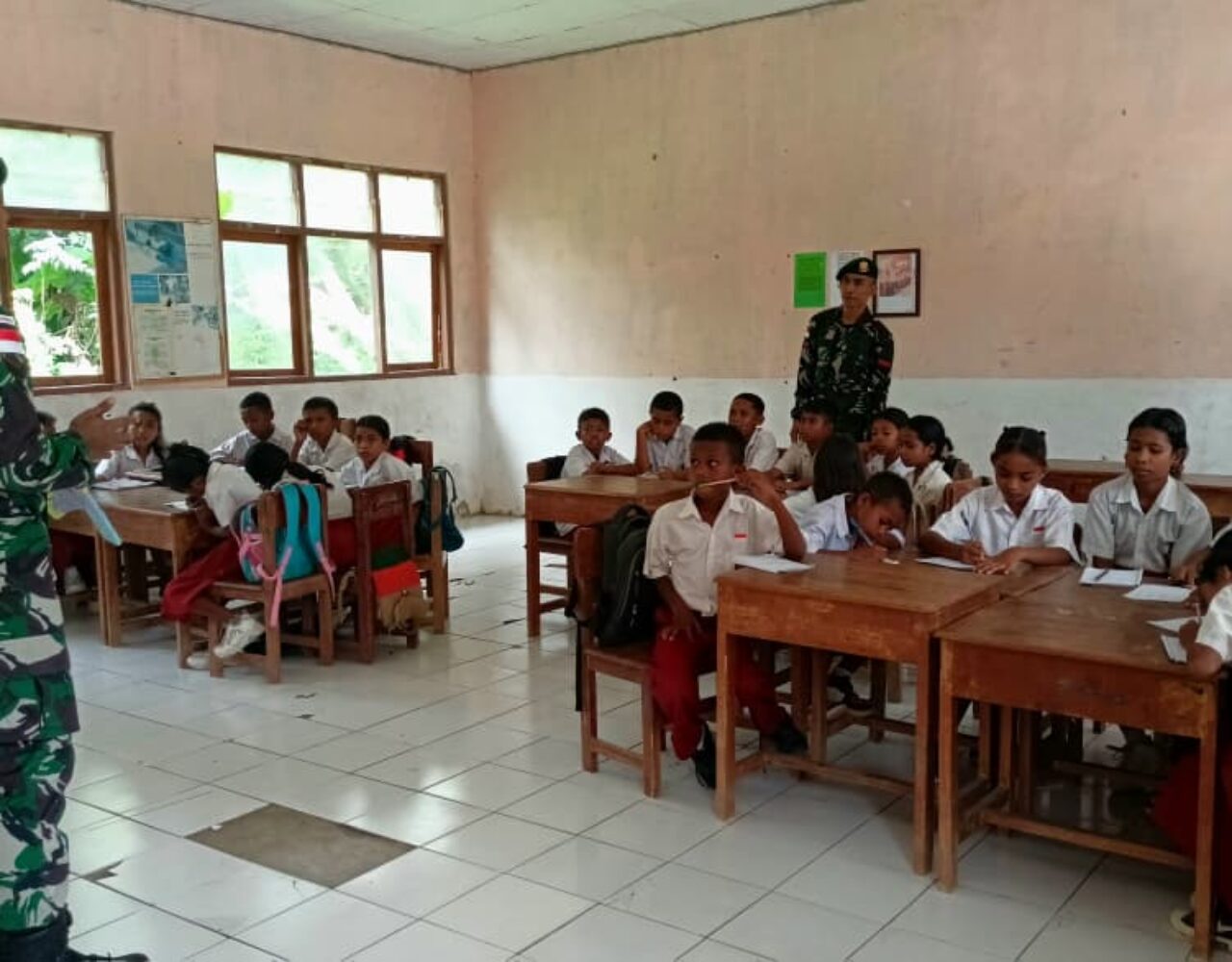 Satgas Pos Motamasin Ajarkan Matematika kepada Siswa SDN Metamauk
