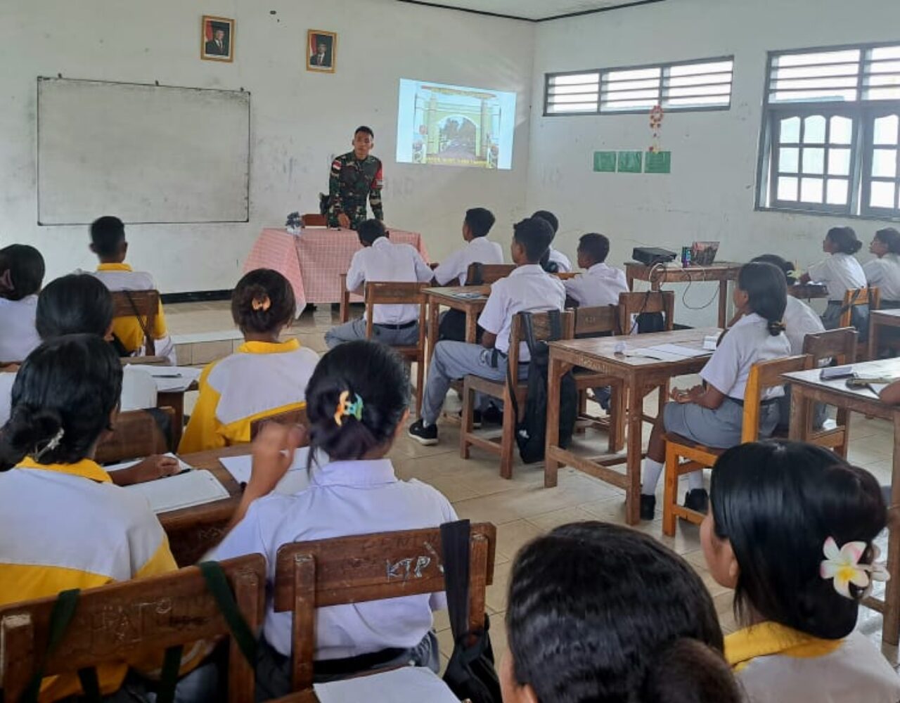 Satgas Pos Nunura Tanamkan Wawasan Kebangsaan di SMAK Aloysius Gonzaga Raihat