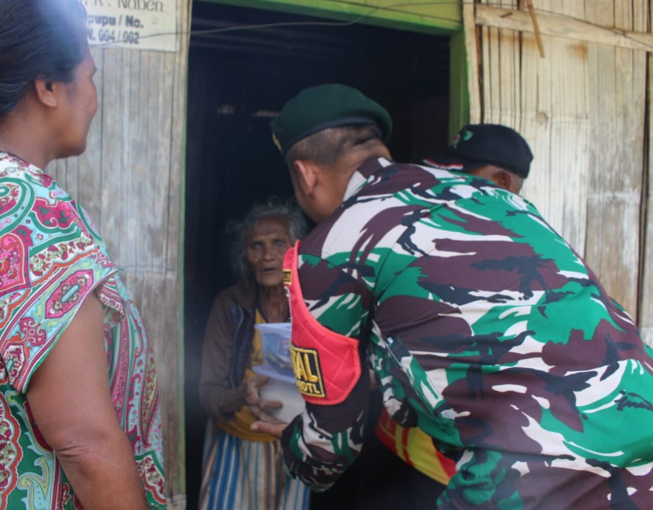 ‎Peduli Sesama, Satgas Pamtas Yonarhanud 2 Kostrad Salurkan Sembako untuk Warga   ‎