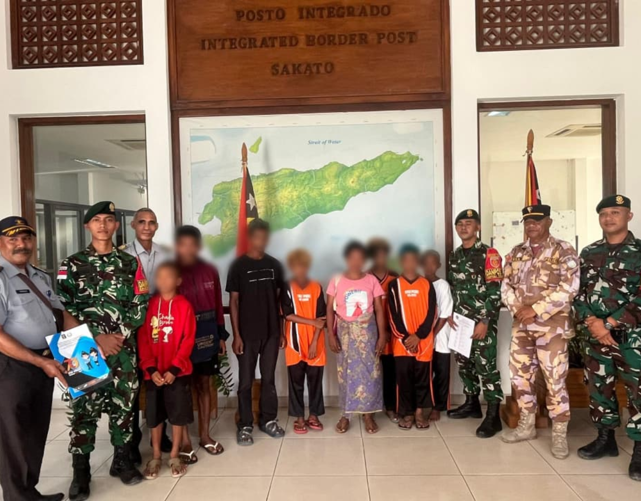 Kuatkan Pengamanan Perbatasan, Satgas Pamtas Yonarhanud 2 Kostrad Deportasi Delapan WNA