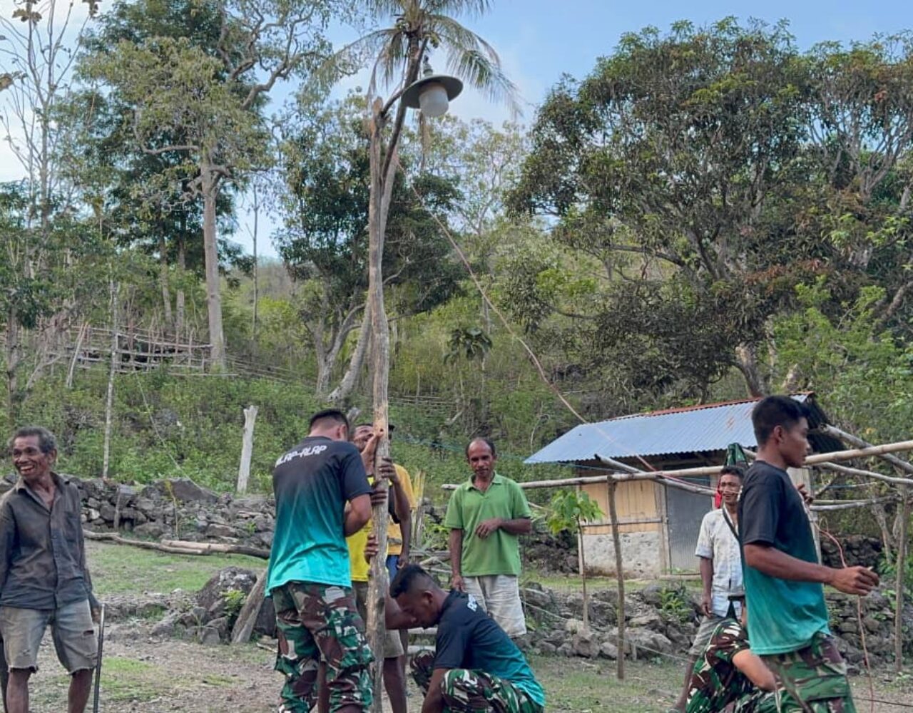 Terangi Perbatasan, Satgas Pamtas Yonarhanud 2 Kostrad Bangun Fasilitas Listrik dan Lampu di Perbatasan