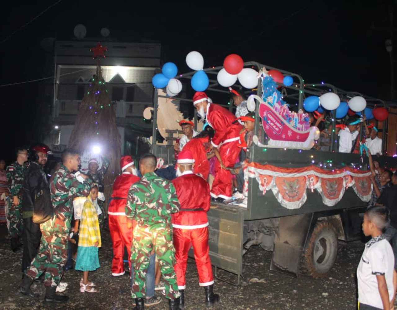 Semarak Natal, Satgas Pamtas Yonarhanud 2 Kostrad Hadirkan Kereta Santa Keliling dan Bagikan Hadiah