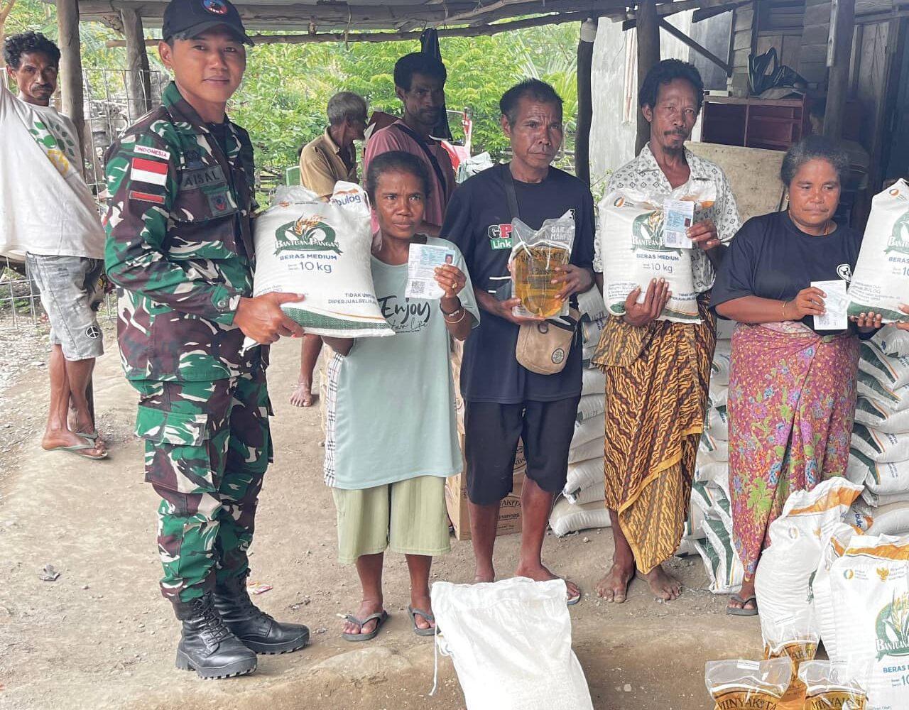 Satgas Pamtas Yonarhanud 2 Kostrad Bantu Bagikan Sembako, Wujud Nyata Membantu Kesulitan Rakyat Perbatasan