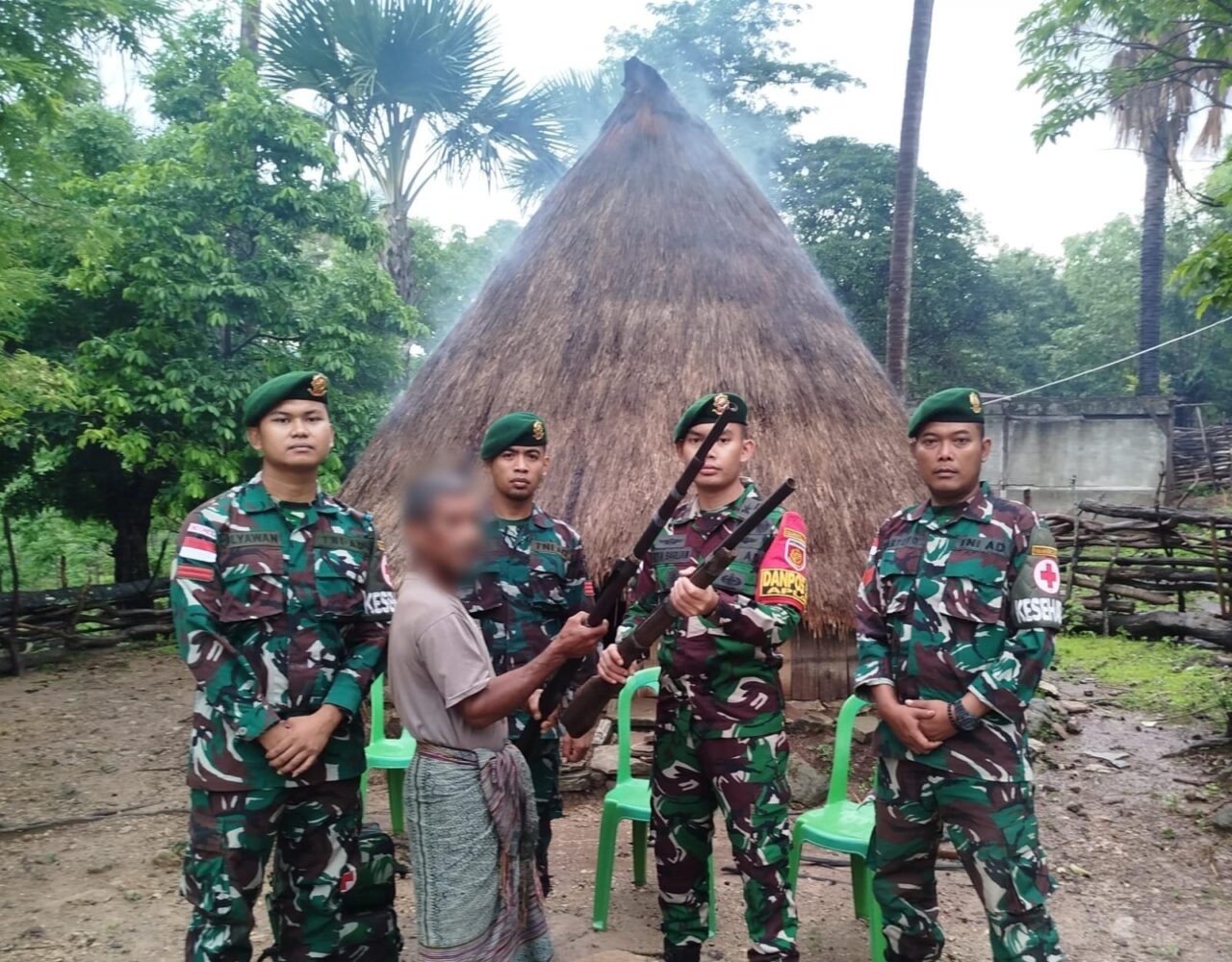 Perkuat Keamanan, Satgas Pamtas Yonarhanud 2 Kostrad Terima Dua Pucuk Senjata Api