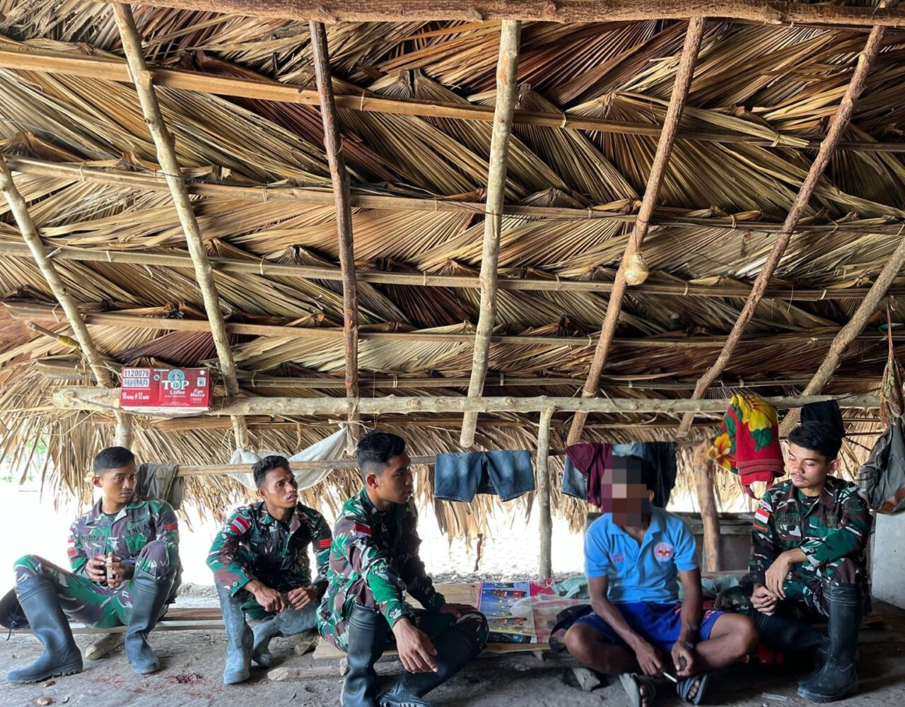 Wujud Pendekatan Humanis, Satgas Pamtas Yonarhanud 2 Kostrad Terima Senjata Api dari Warga Perbatasan