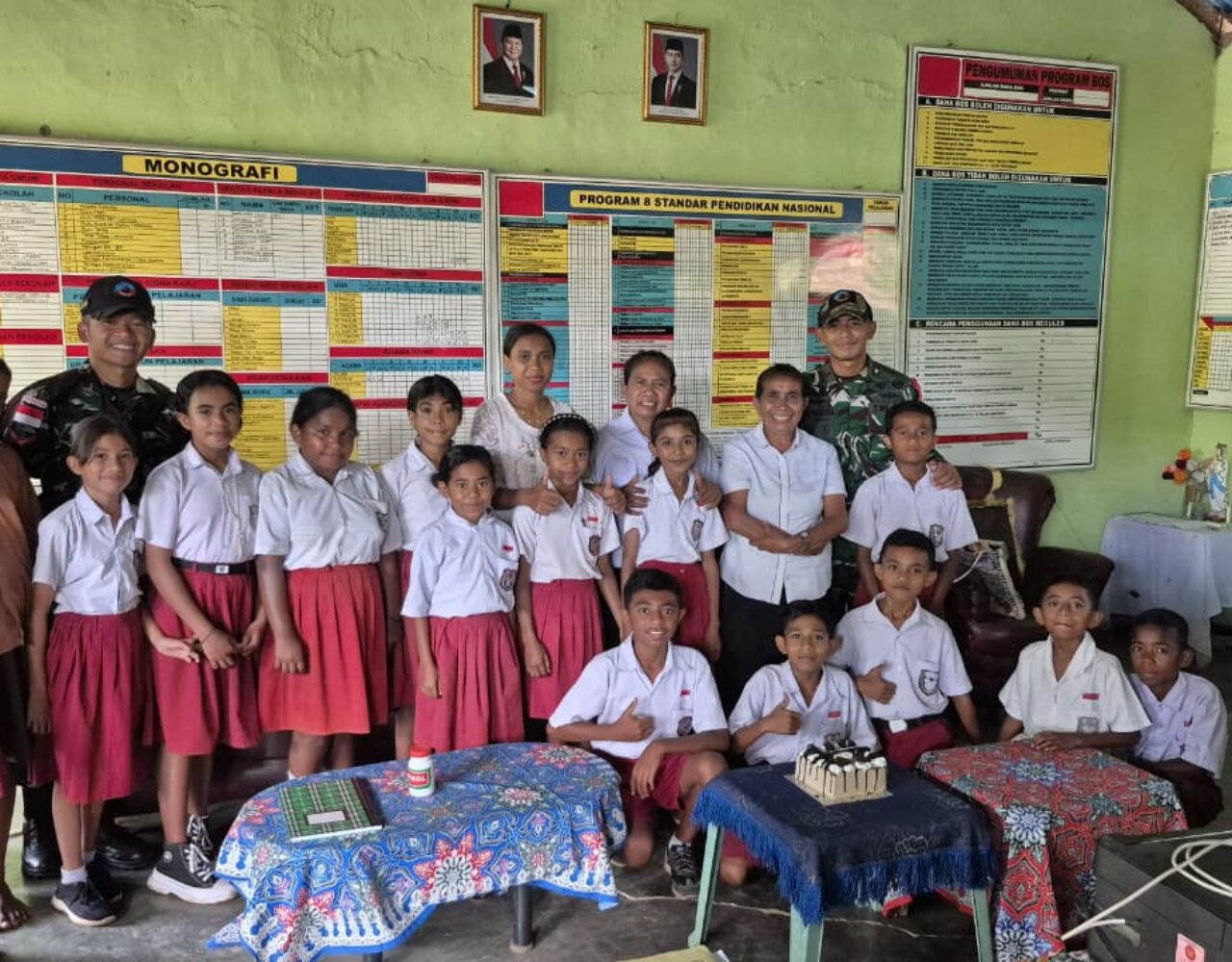 Satgas Pamtas Yonarhanud 2 Kostrad Peringati Hari KORPRI Berikan Bingkisan untuk Guru di Perbatasan