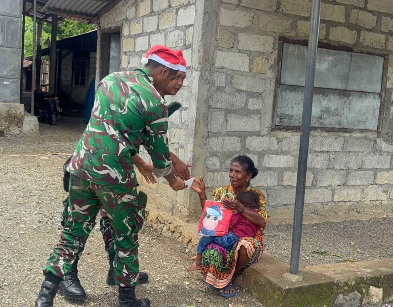 Sukacita Natal, Satgas Pamtas Yonarhanud 2 Kostrad Bagikan 15000 Buku Bacaan Rohani di Hari Natal