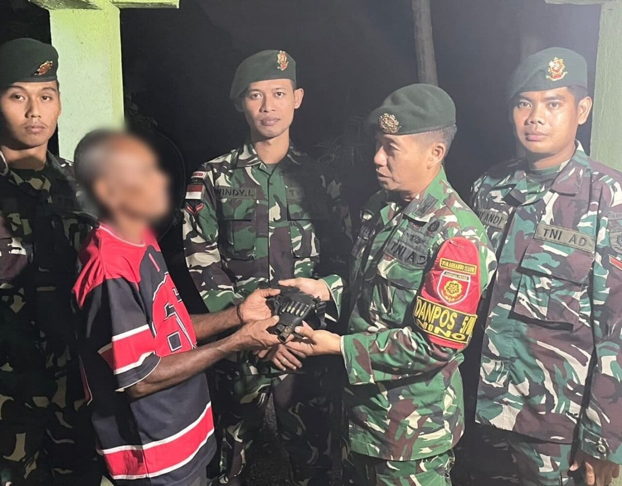 Keberhasilan Pendekatan Humanis, Satgas Pamtas Yonarhanud 2 Kostrad Terima Senjata Api dari Warga Perbatasan