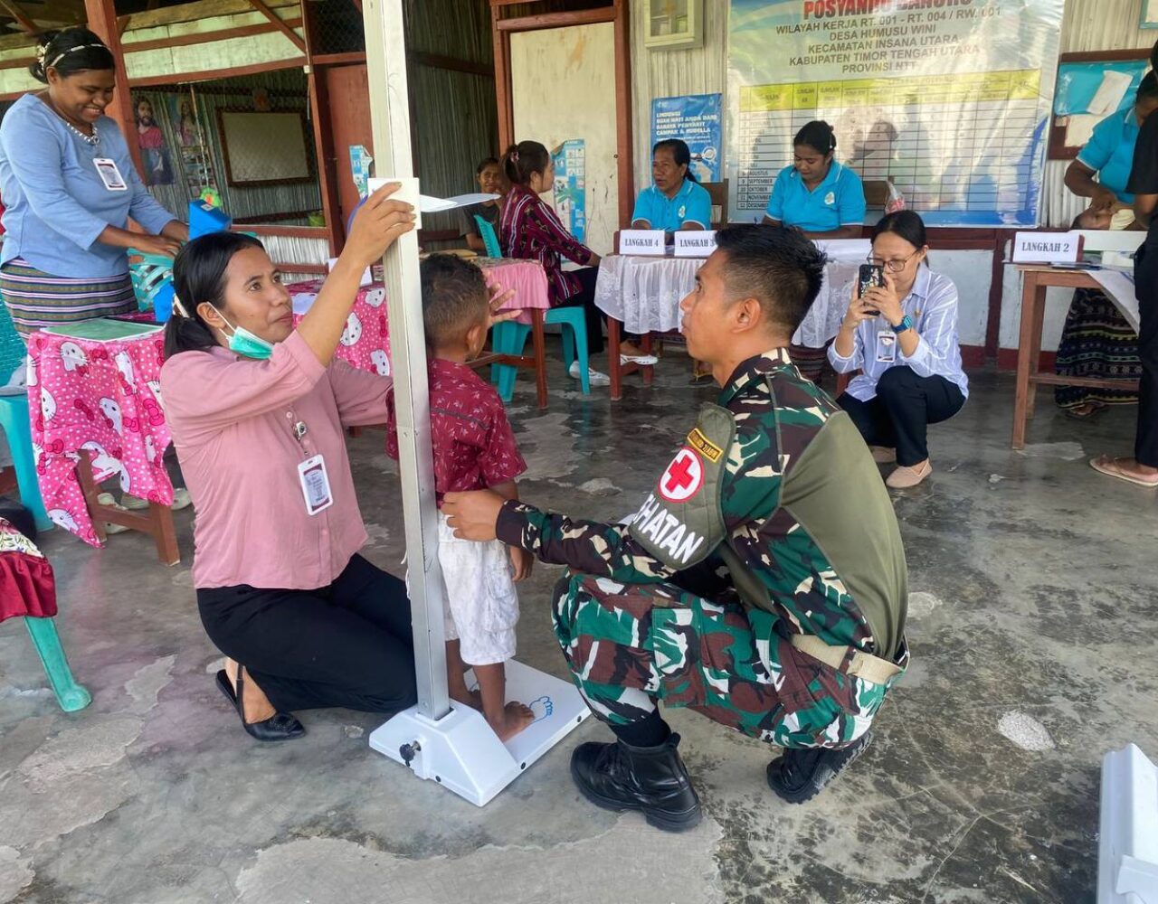 Sehatkan Balita, Satgas Pamtas Yonarhanud 2 Kostrad Adakan Kegiatan Posyandu