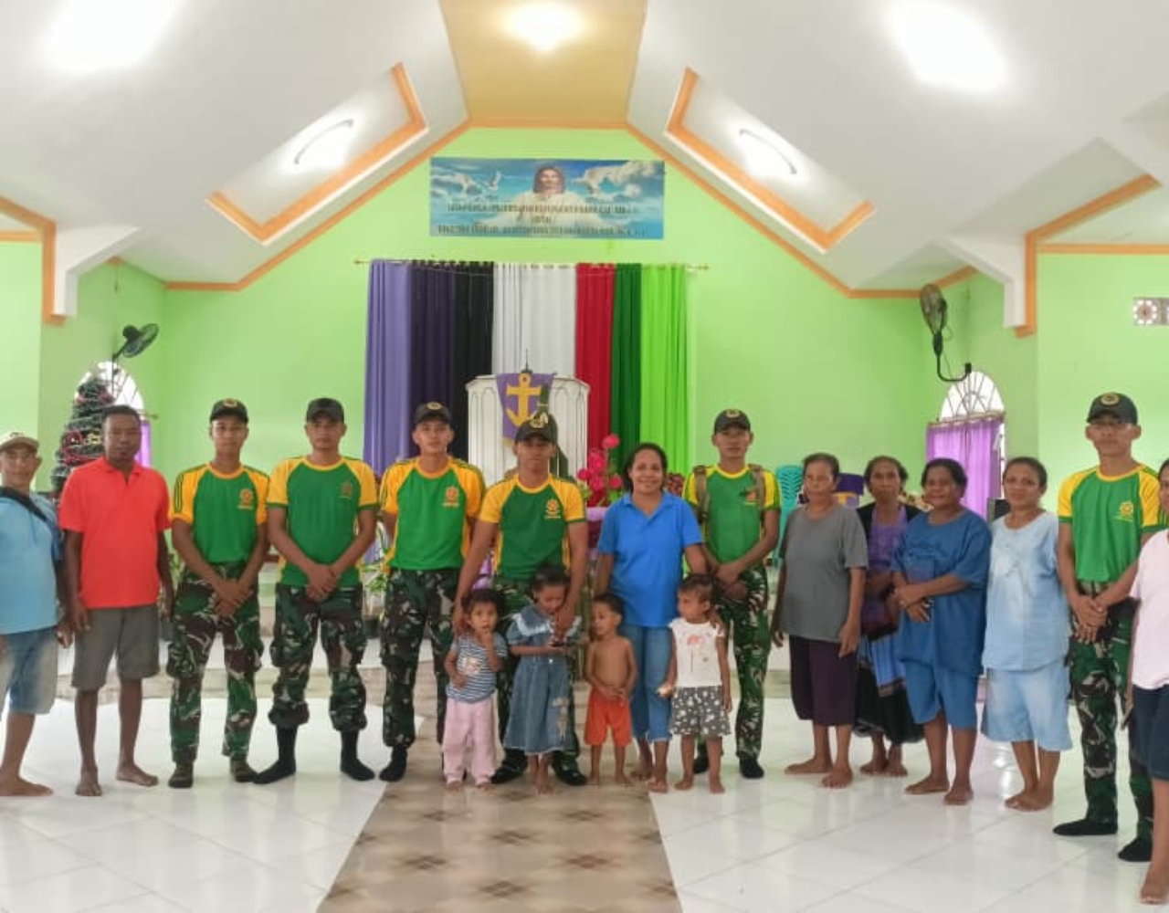 Dari Perbatasan, Satgas Pamtas Pos Motamasin Hadirkan Semangat Natal Melalui Karya Bakti