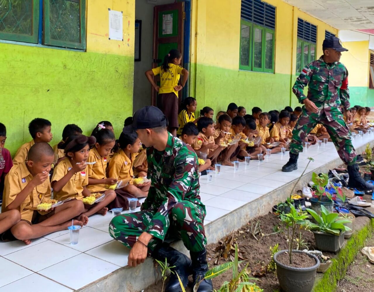 Satgas Pos Maubusa Bagikan Bekal Gratis kepada Siswa SDK Wesoer