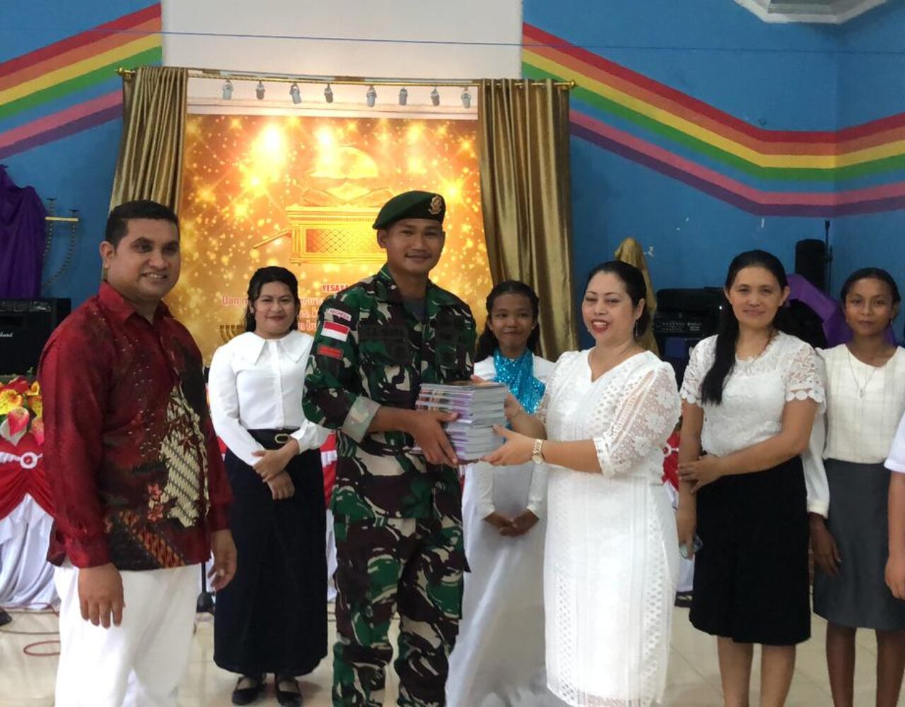 Satgas Pos Auren Bagikan Buku Natal dan Alkitab di Gereja GBI Betun