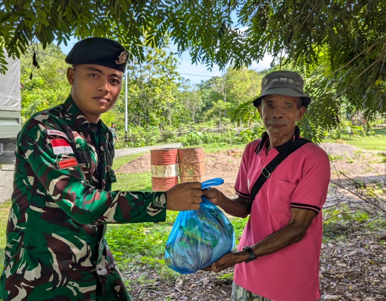 Wujud Kepedulian, Satgas Pamtas Gelar Bakti Sosial Jumat Berkah