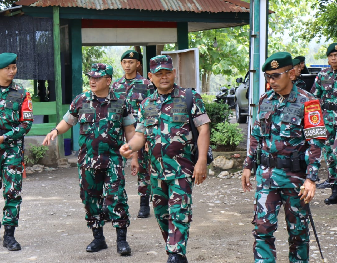 Kasiintel dan Kasiops Korem 161/WS Kunjungi Satgas Pamtas Yonarmed 12 Kostrad