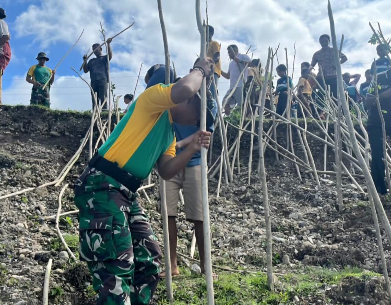 Pos Nananoe Satgas Pamtas Tanam Bambu untuk Kelestarian Lingkungan