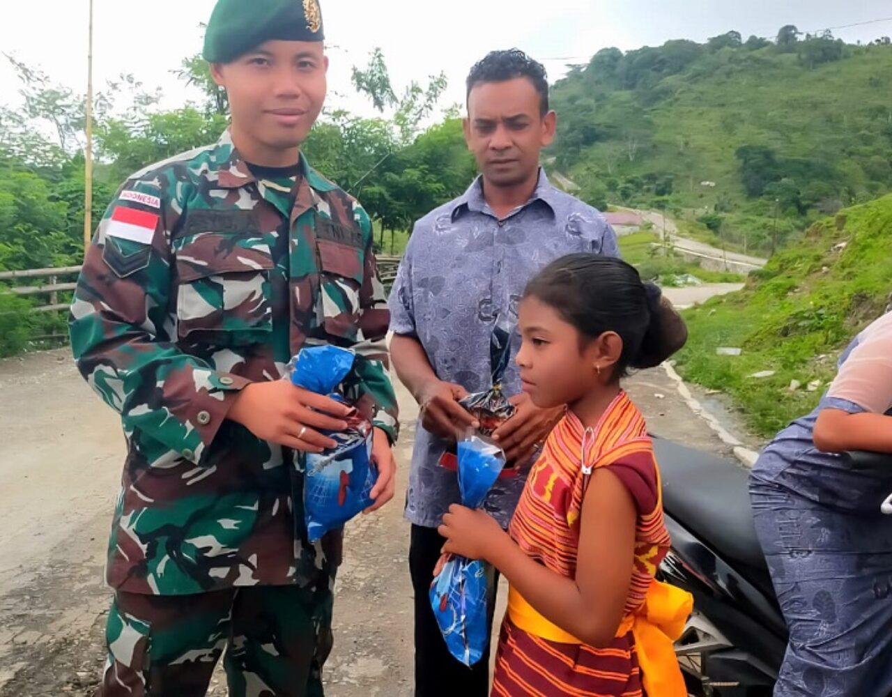 Kehangatan Natal Terasa di Henes, Pos Lakmars Berbagi Hadiah