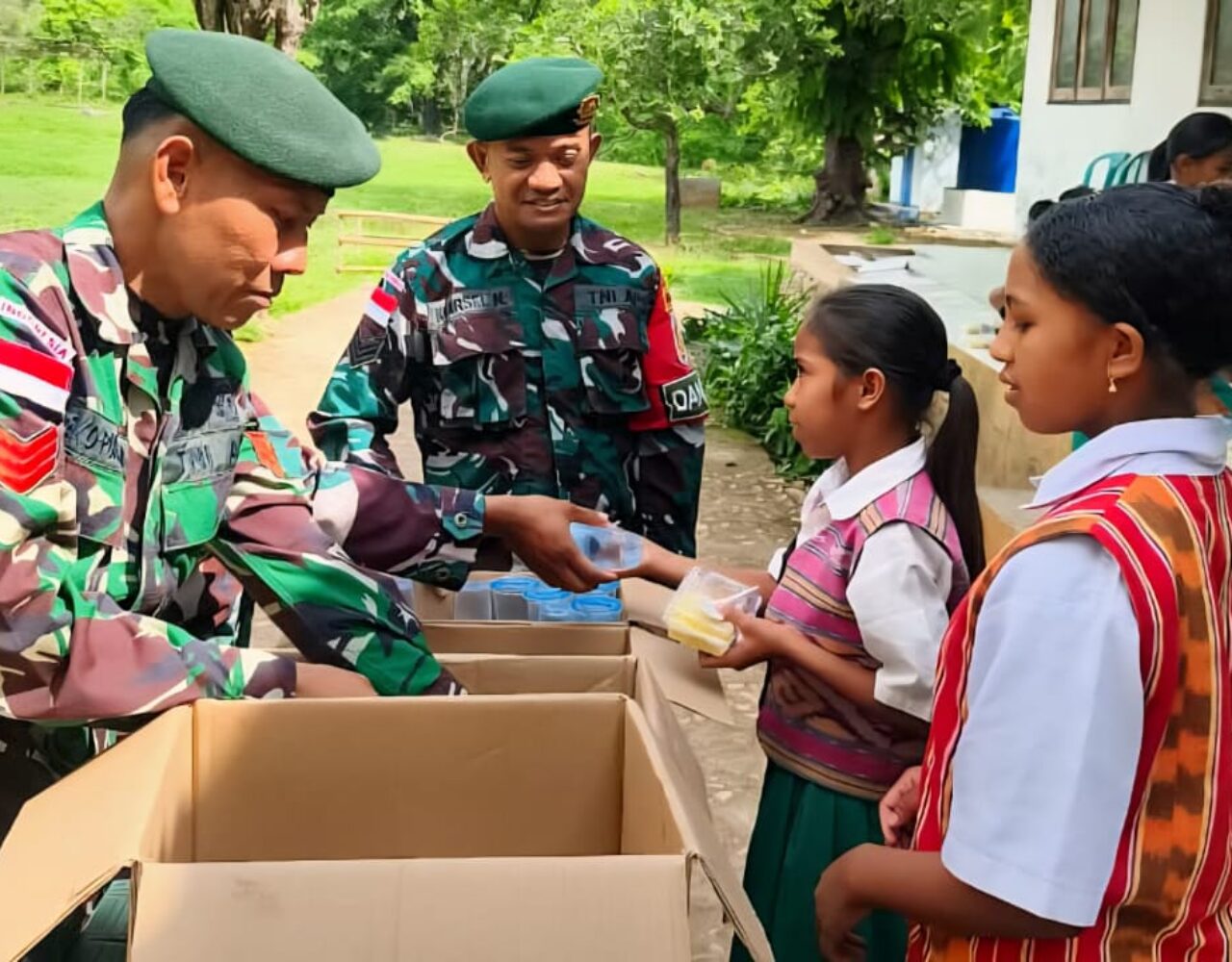 Satgas Pamtas Pos Maubusa Bagikan Bekal Makan Gratis di SD Inpres Beitaus, Desa Asumanu