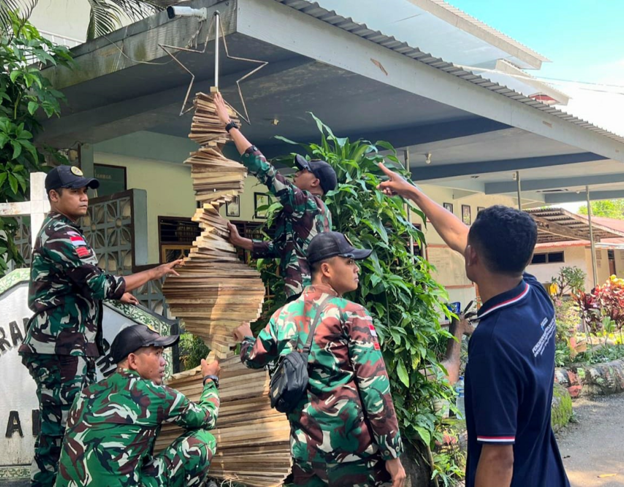 Persiapan Natal, Satgas Pamtas Yonarmed 12 Kostrad Laksanakan Karya Bakti di Gereja Katedral