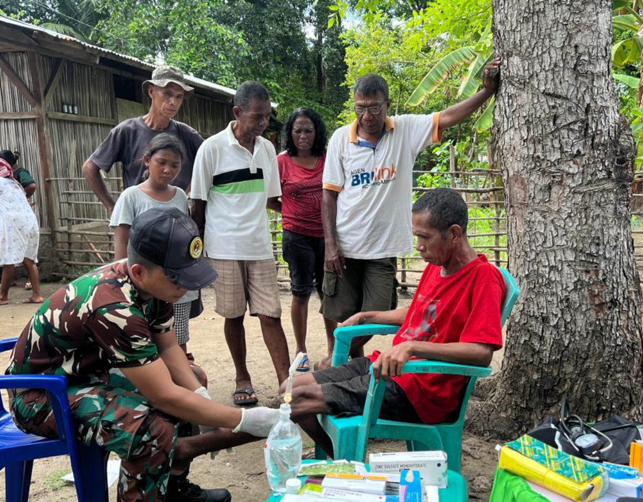 Jaga Kesehatan Masyarakat Perbatasan, Satgas Pamtas Turun Langsung ke Desa