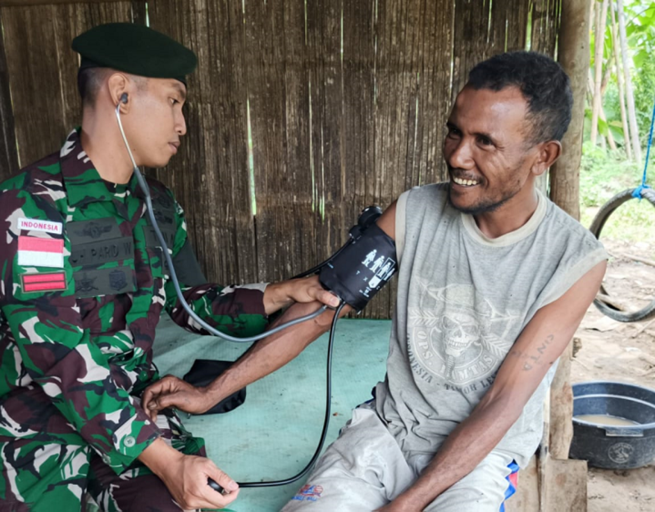 Jaga Kesehatan Masyarakat Perbatasan, Satgas Pamtas Gelar Yankes Door to Door