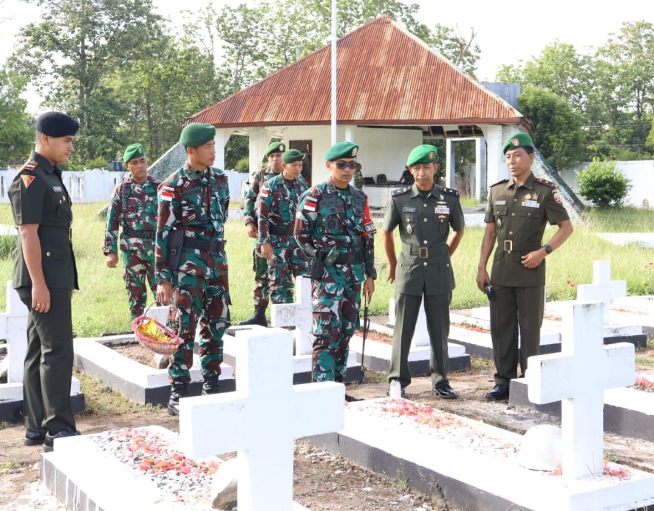 Prajurit Satgas RI–RDTL Teguhkan Semangat Juang Lewat Ziarah Makam Pahlawan