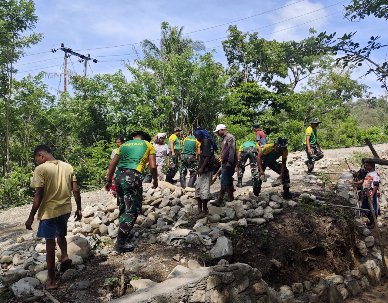 Satgas Pos Fohuk Perbaiki Tanggul Jalan Trans Log di Desa Loonuna