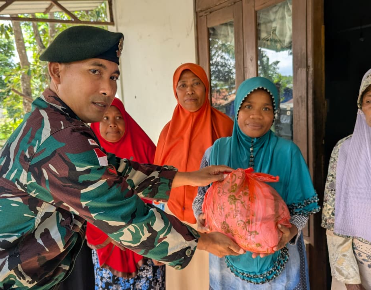 Peduli Sesama, Satgas Pamtas RI–RDTL Laksanakan Jumat Berkah di Belu