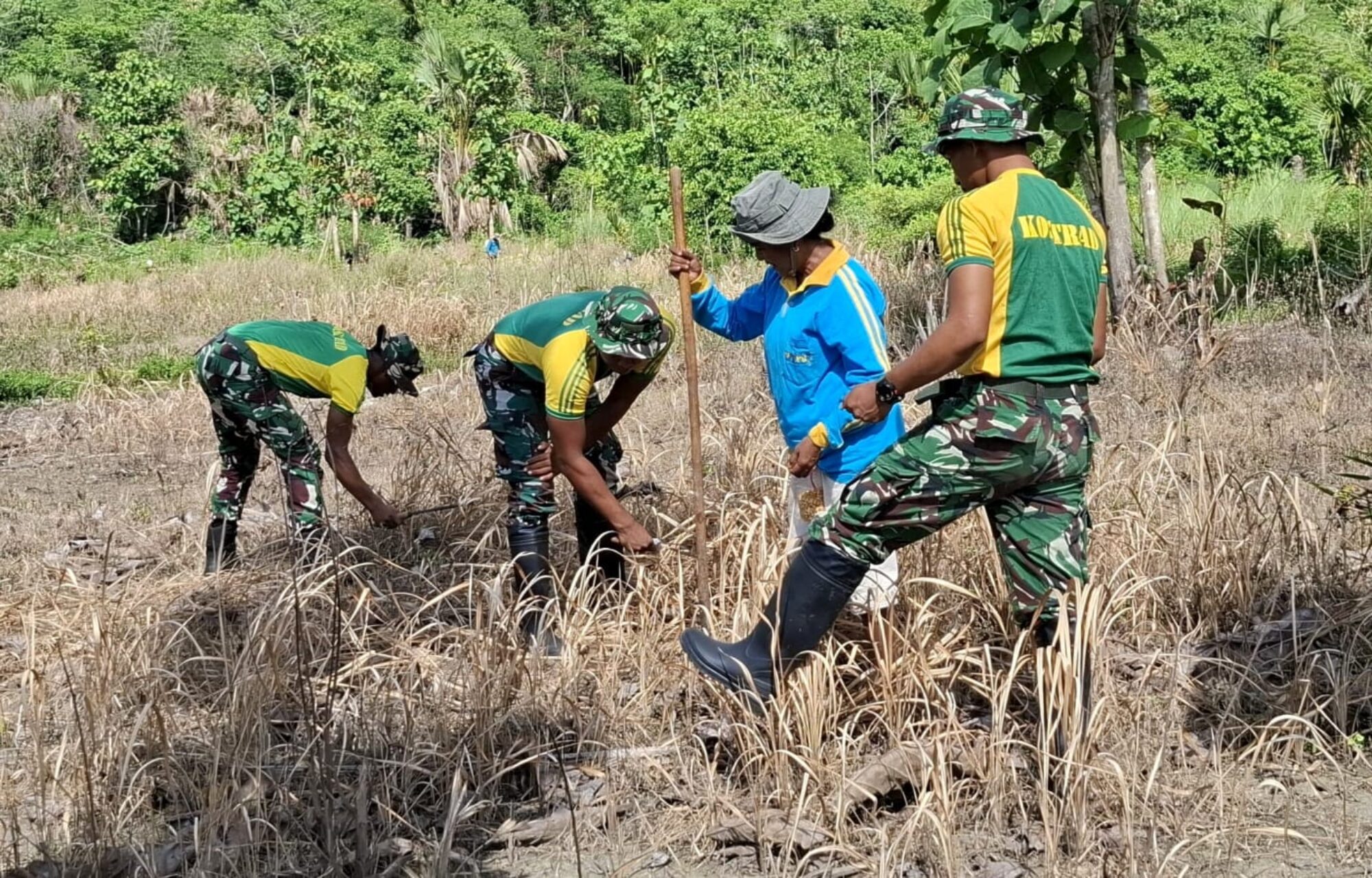 Gotong Royong Satgas Pos Motamasin dan Warga Perbatasan Tanam Komoditas Jagung