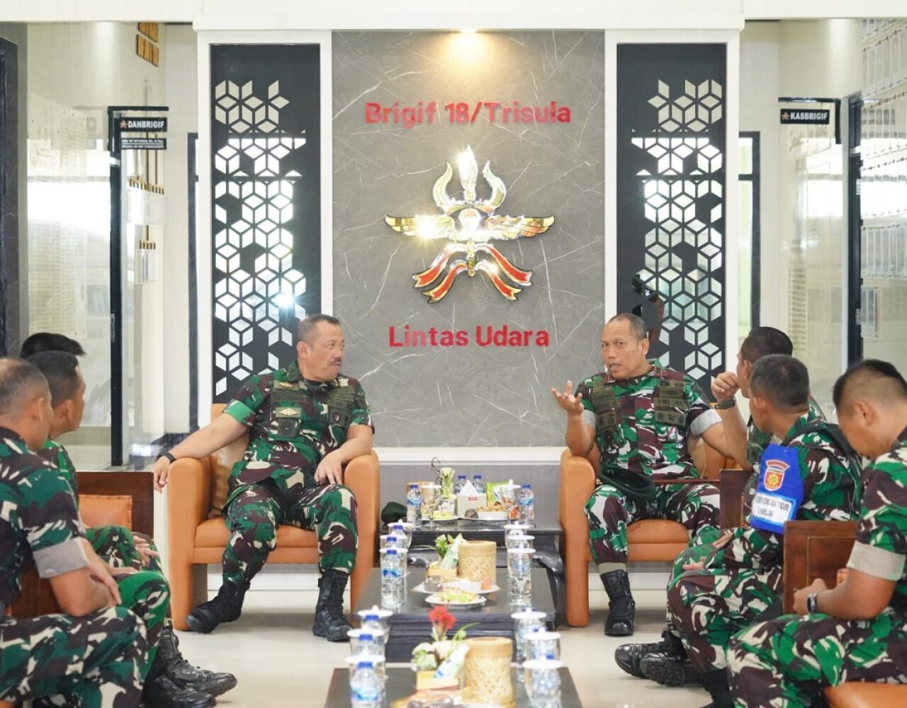 Kaskostrad Suntik Semangat Prajurit yang Sedang Latihan Para