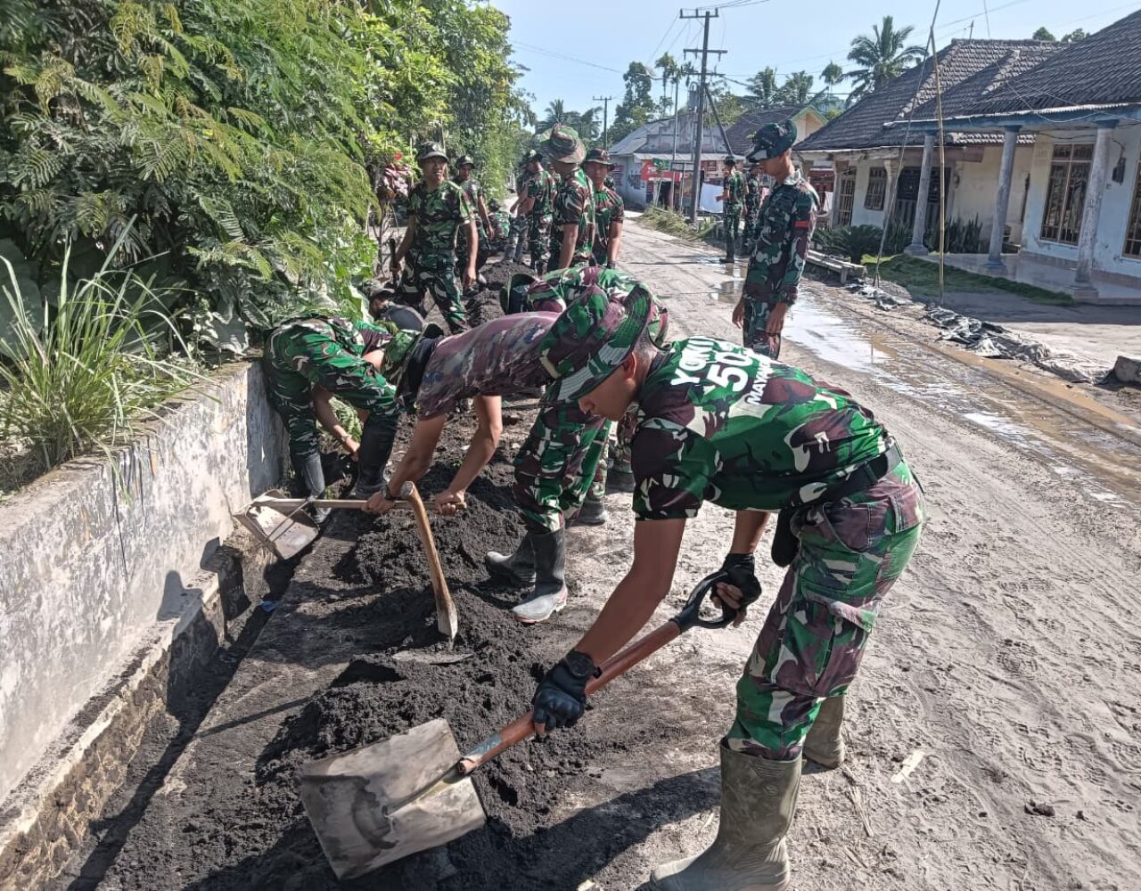TNI dan Relawan Terus Pulihkan Akses Desa Supiturang Pasca Erupsi Semeru