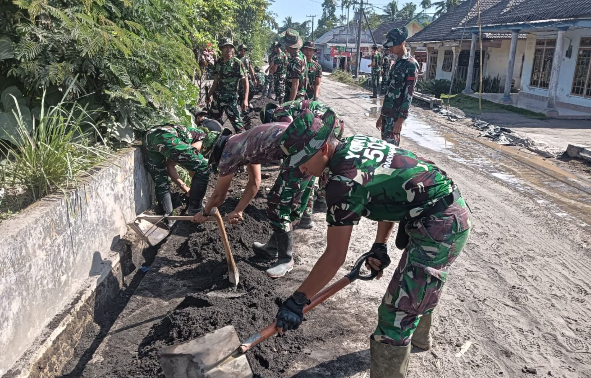 TNI dan Relawan Terus Pulihkan Akses Desa Supiturang Pasca Erupsi Semeru