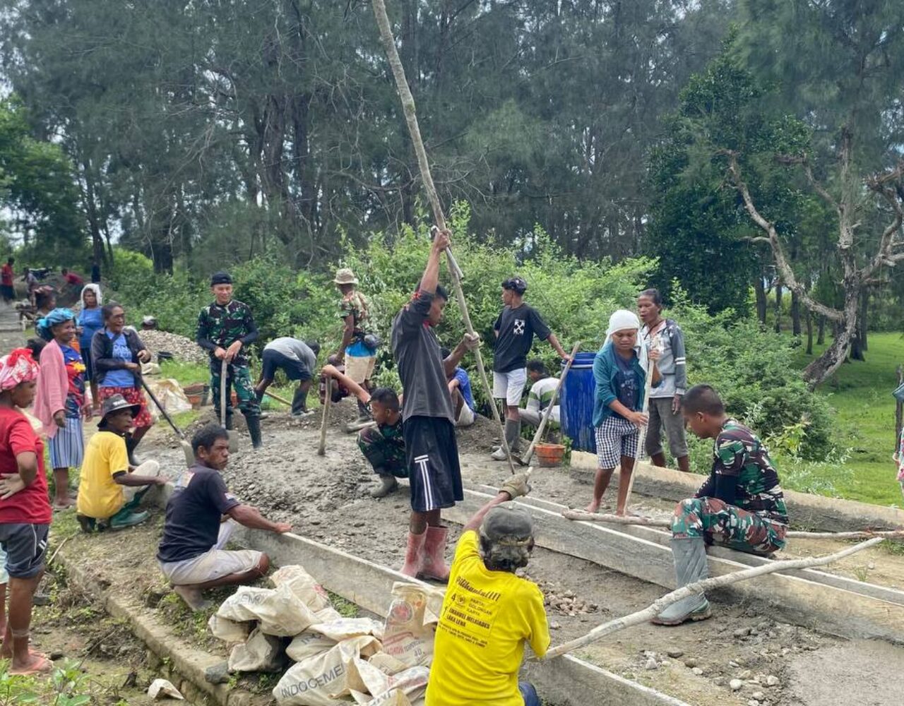 Satgas Pamtas Yonarhanud 2 Kostrad Kobarkan Semangat Gotong Royong Perbaiki Jalan Desa