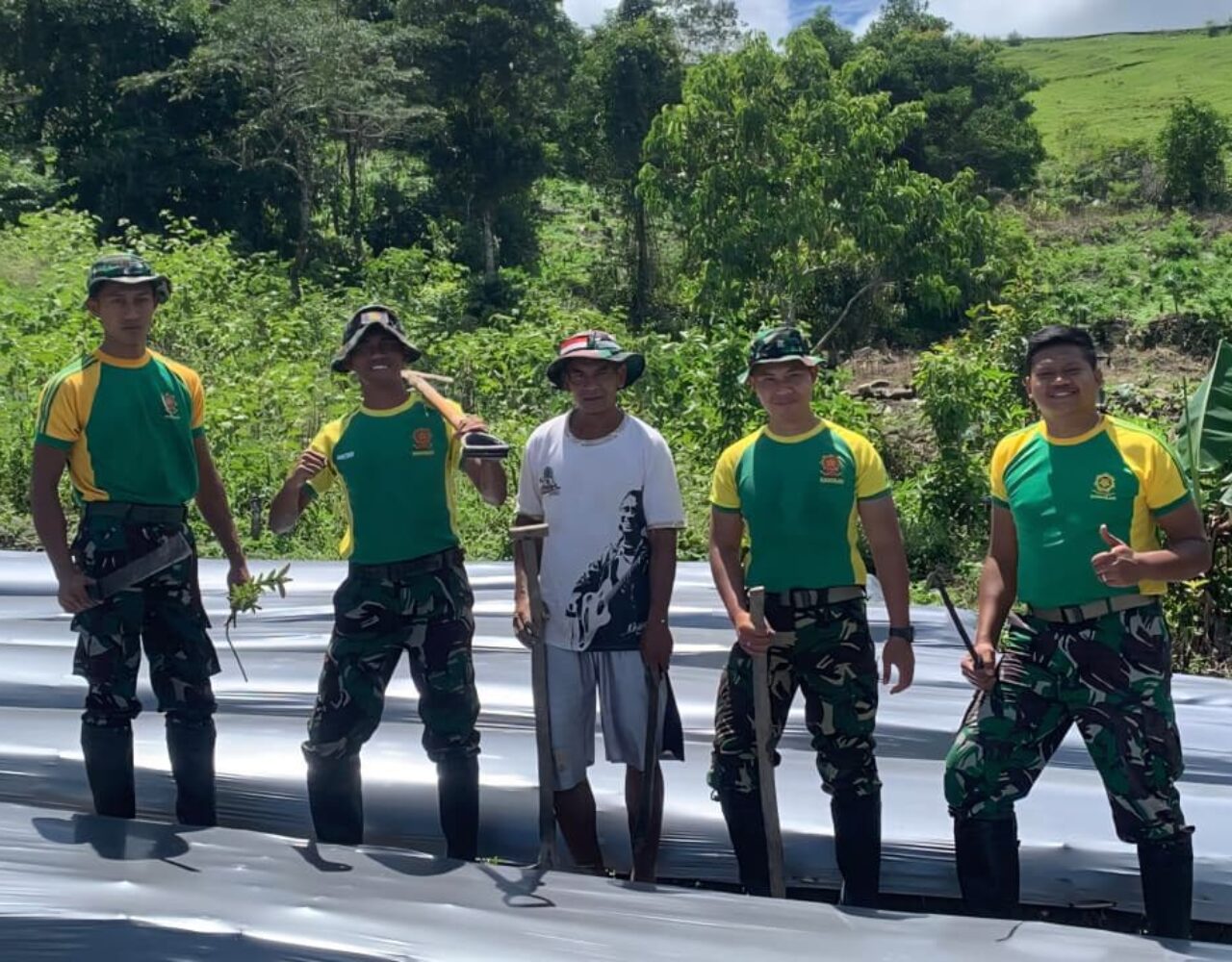TNI Hadir di Tengah Petani, Pos Lakmars Bantu Warga Desa Henes