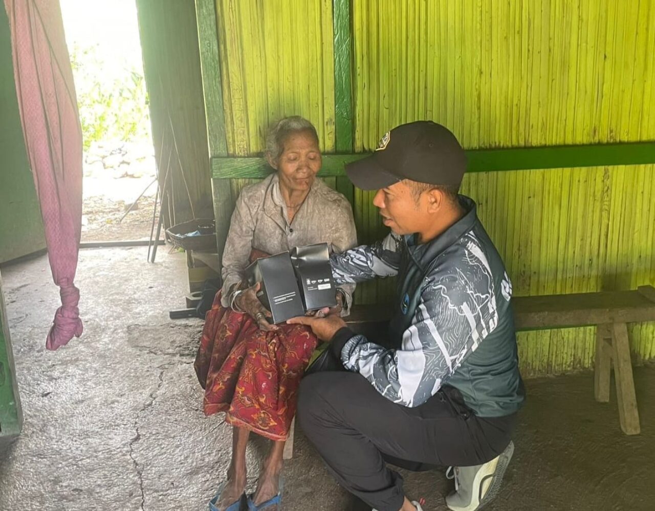 Satgas Pamtas Yonarhanud 2 Kostrad Bagikan Makanan untuk Warga Perbatasan