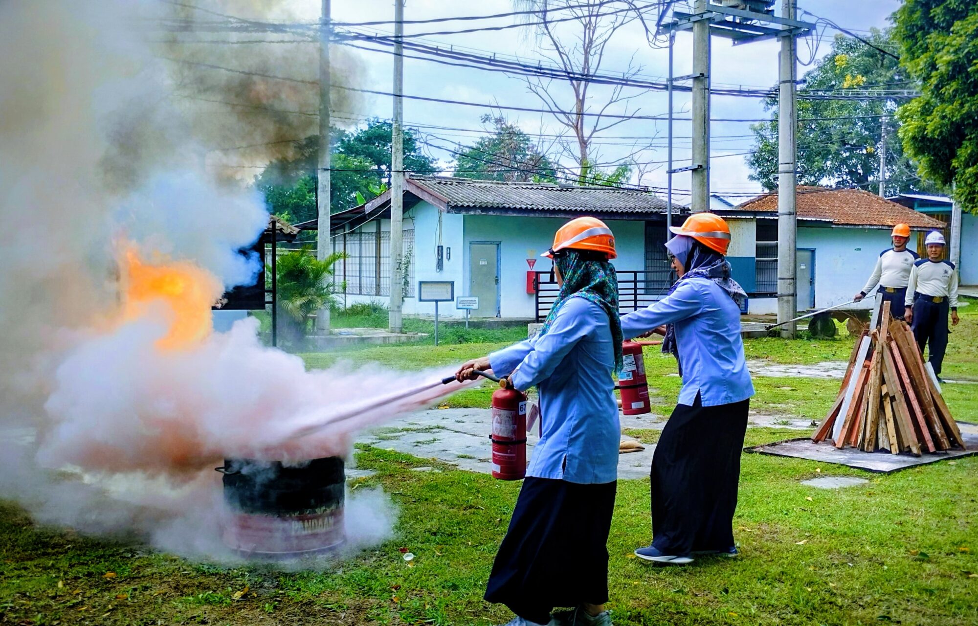Simulasi kebakaran yang dipandu oleh tim TL K3 dan KAM Arya Junadi dan petugas terkait, Foto: jmn