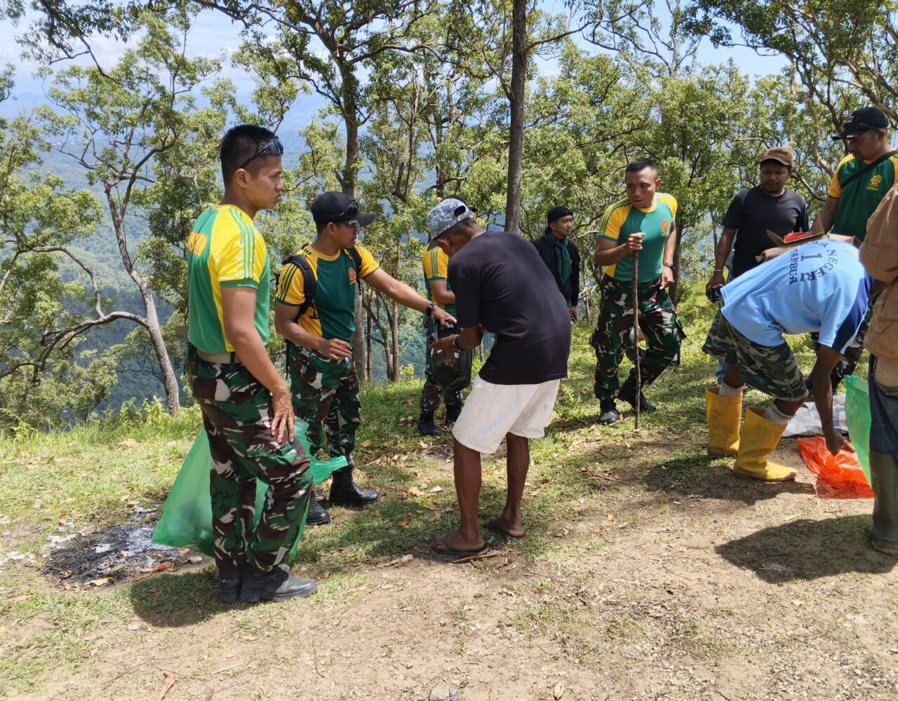 Menanam Harapan, Satgas Pamtas Yonarhanud 2 Kostrad Melaksanakan Tanam Pohon Bersama Siswa  ‎