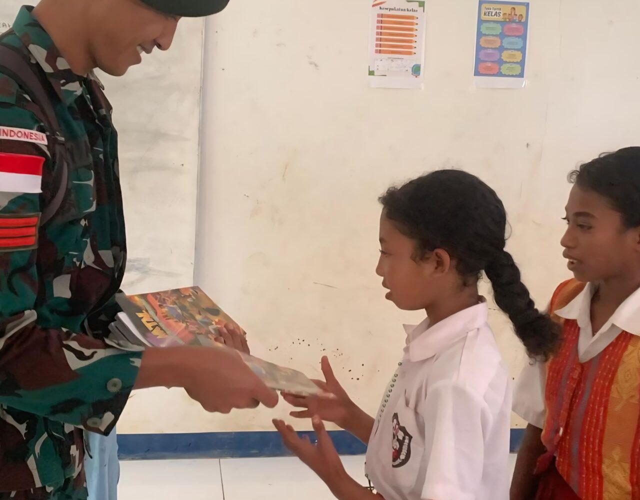 Yonarmed 12 Kostrad Wujudkan Perbatasan Cerdas melalui Kegiatan Mengajar