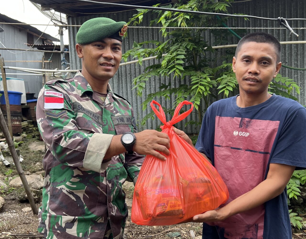Jumat Berkah Yonarmed 12 Kostrad, 17 KK Terima Bantuan Sembako