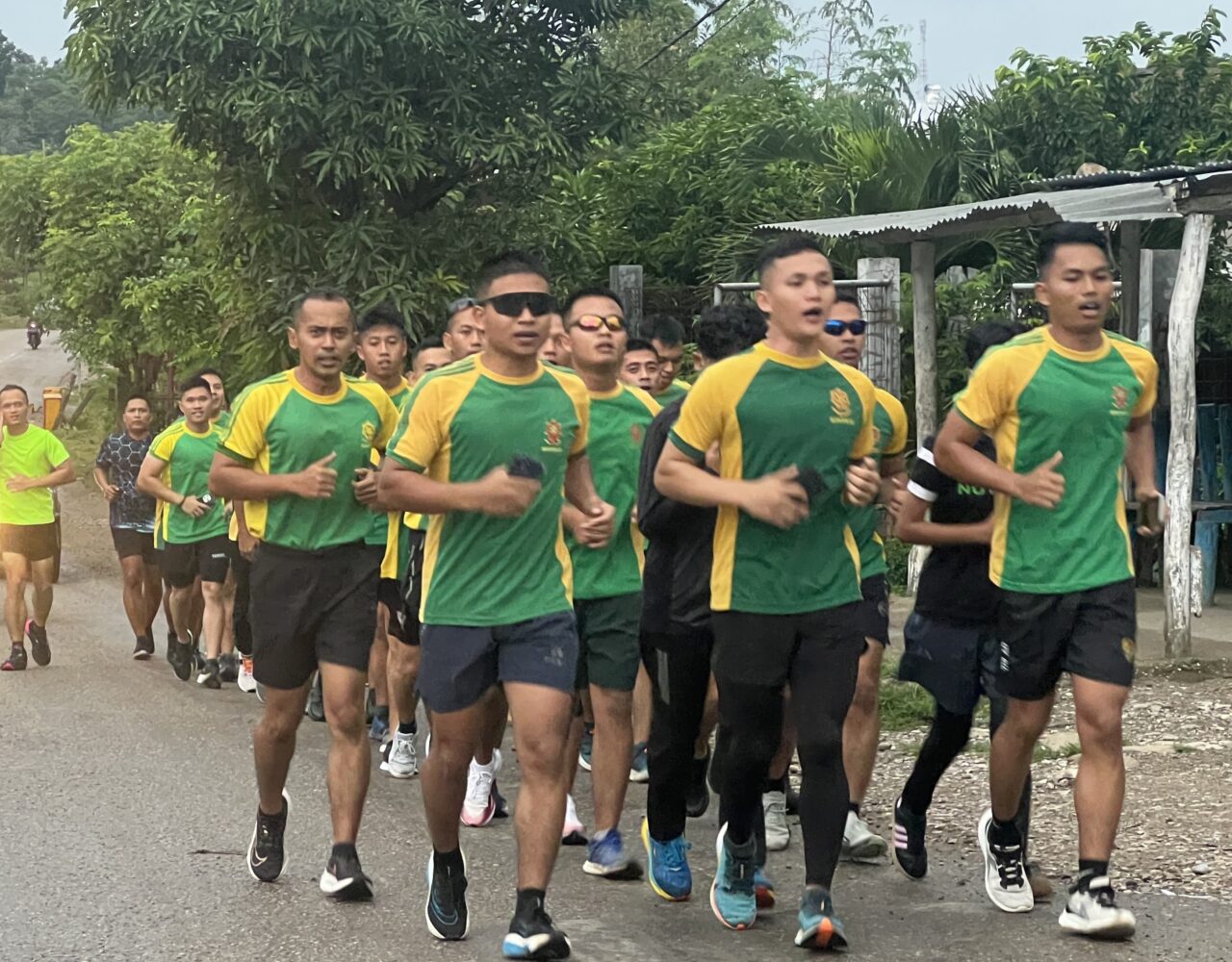 Yonarmed 12 Kostrad Gelar Lari Pagi 5K, Prajurit Tangguh Terobos Hujan Menuju Alun-Alun Atambua