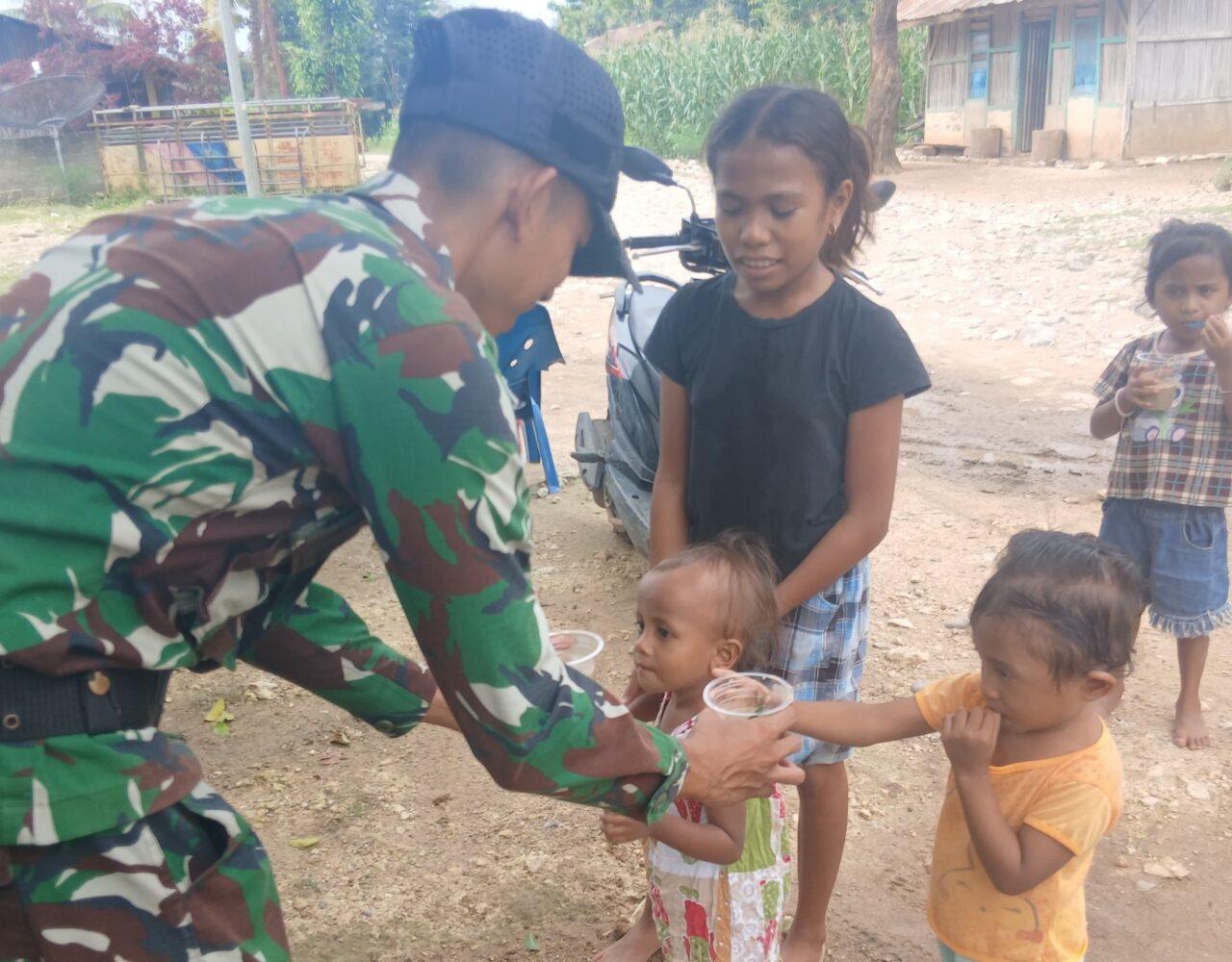 Yonarmed 12 Kostrad Berbagi Bubur Kacang Hijau untuk Anak-anak Perbatasan Desa Tohe