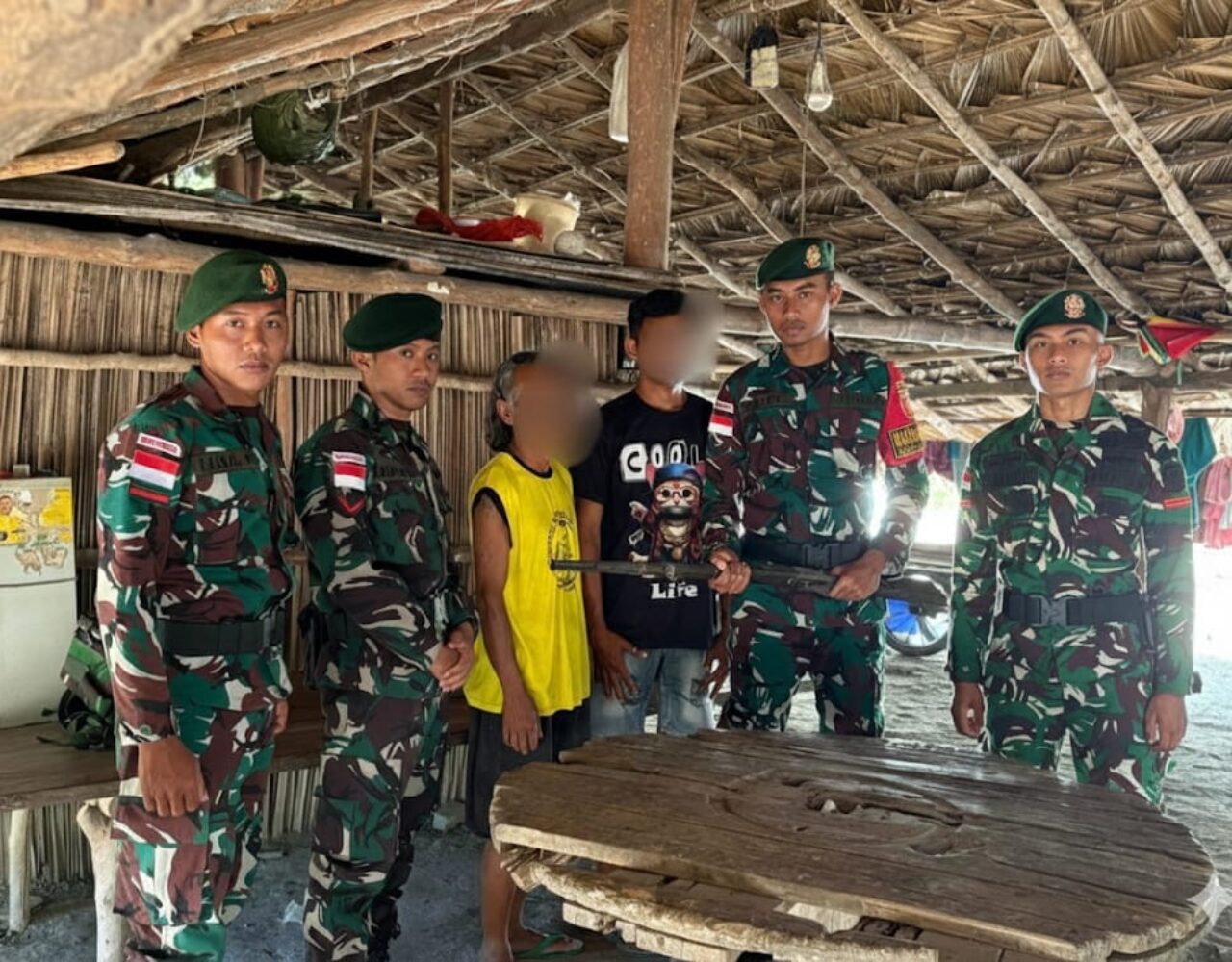 Bentuk Sinergi dengan Masyarakat, Satgas Pamtas Yonarhanud 2 Kostrad Terima Satu Pucuk Senjata