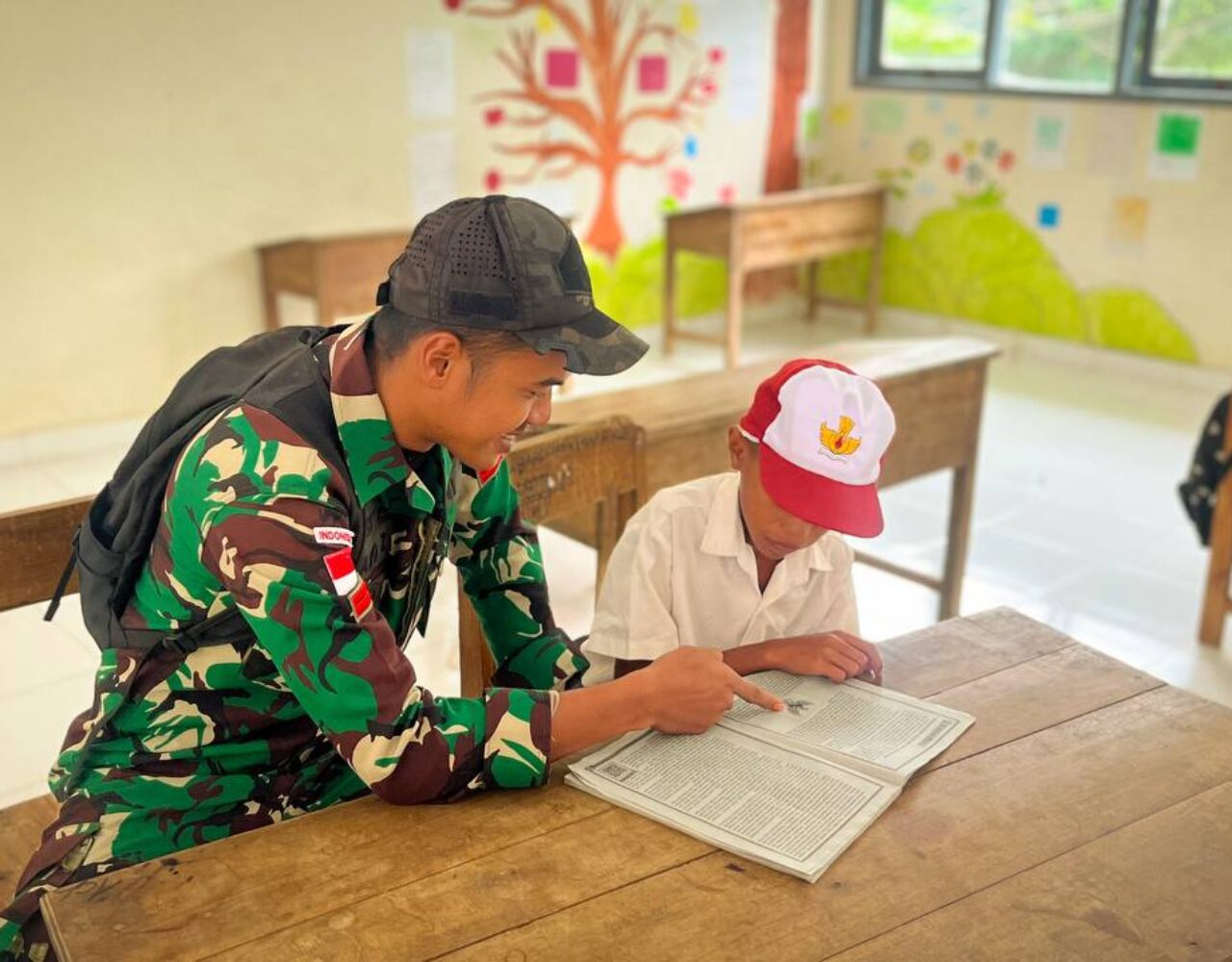 Tanamkan Jiwa Nasionalisme, Satgas Pamtas Yonarhanud 2 Kostrad jadi Tenaga Pendidik di SDK Sunkaen