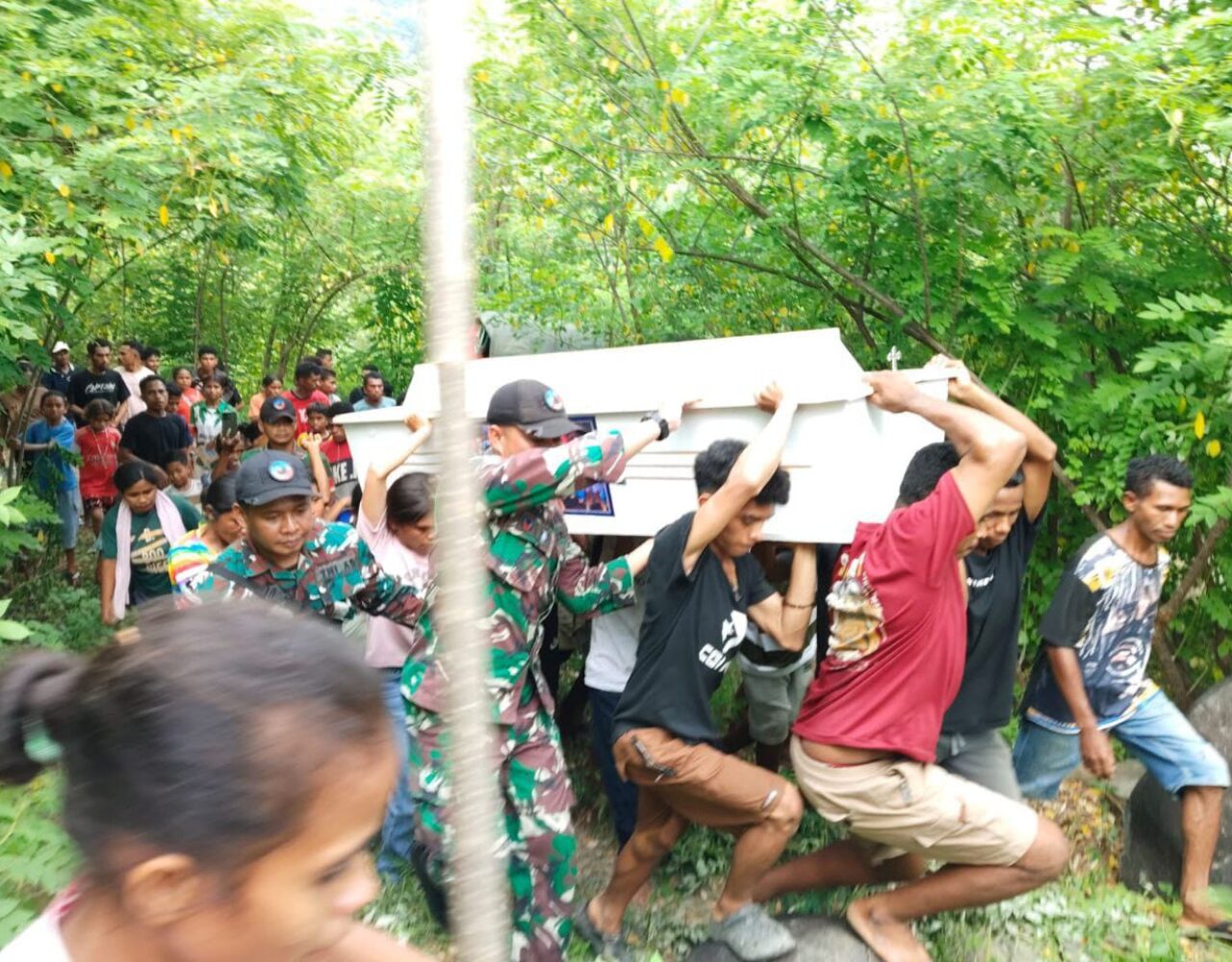 Satgas Pamtas Yonarhanud 2 Kostrad Bantu Prosesi Pemakaman Warga
