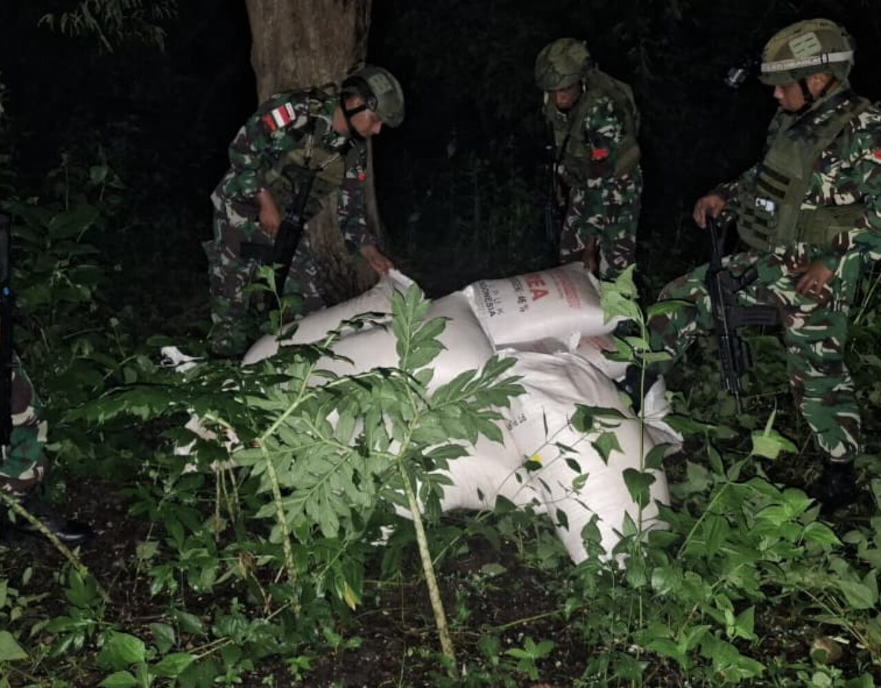 Yonarmed 12 Kostrad Perketat Pengamanan Perbatasan, Pupuk Subsidi Berhasil Diamankan